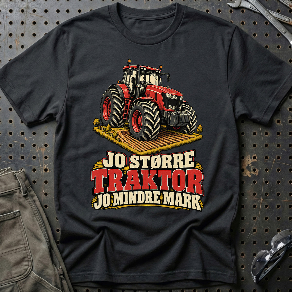 
Jo større traktor jo mindre mark – Illustration – Unisex T-Shirt – Sort