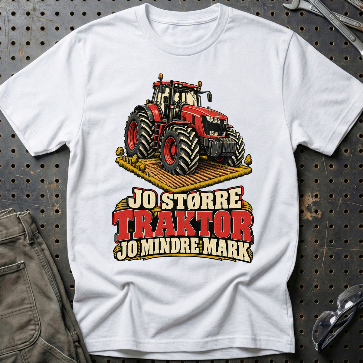 
Jo større traktor jo mindre mark – Illustration – Unisex T-Shirt – Hvid