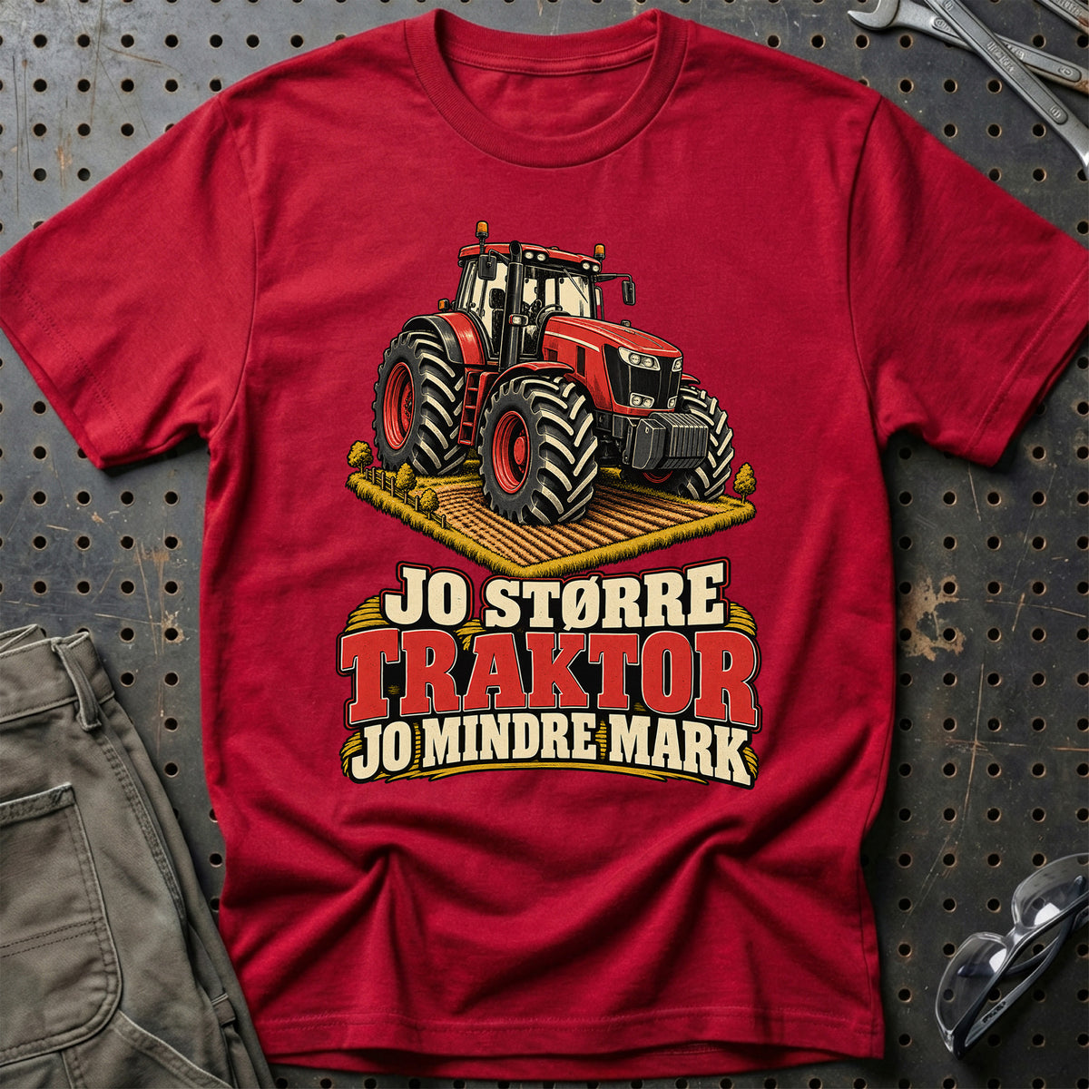 
Jo større traktor jo mindre mark – Illustration – Unisex T-Shirt – Rød