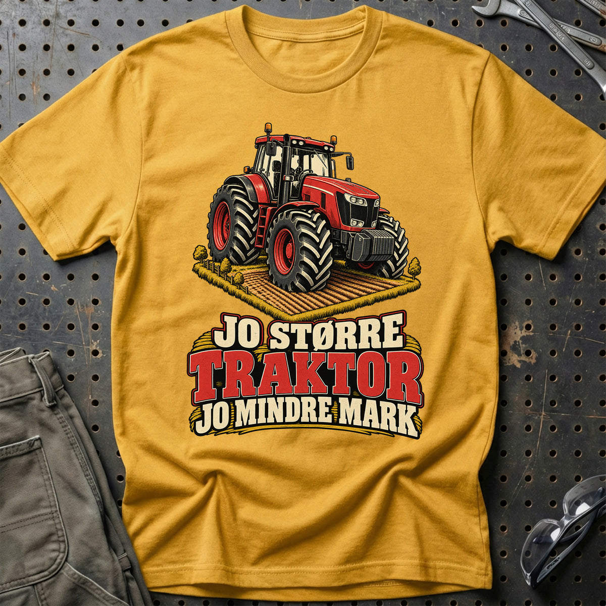 
Jo større traktor jo mindre mark – Illustration – Unisex T-Shirt – Guld