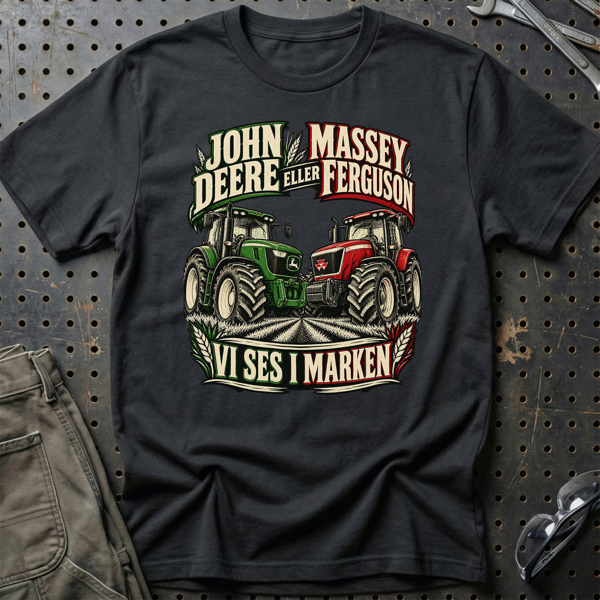 
John Deere eller Massey Ferguson vi ses i marken – Illustration – Unisex T-Shirt – Sort