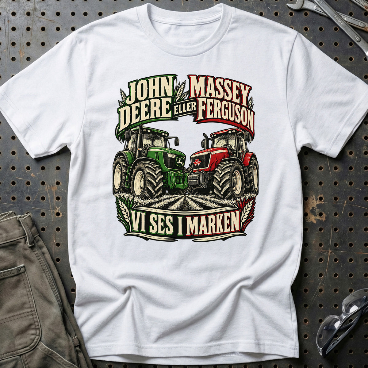
John Deere eller Massey Ferguson vi ses i marken – Illustration – Unisex T-Shirt – Hvid