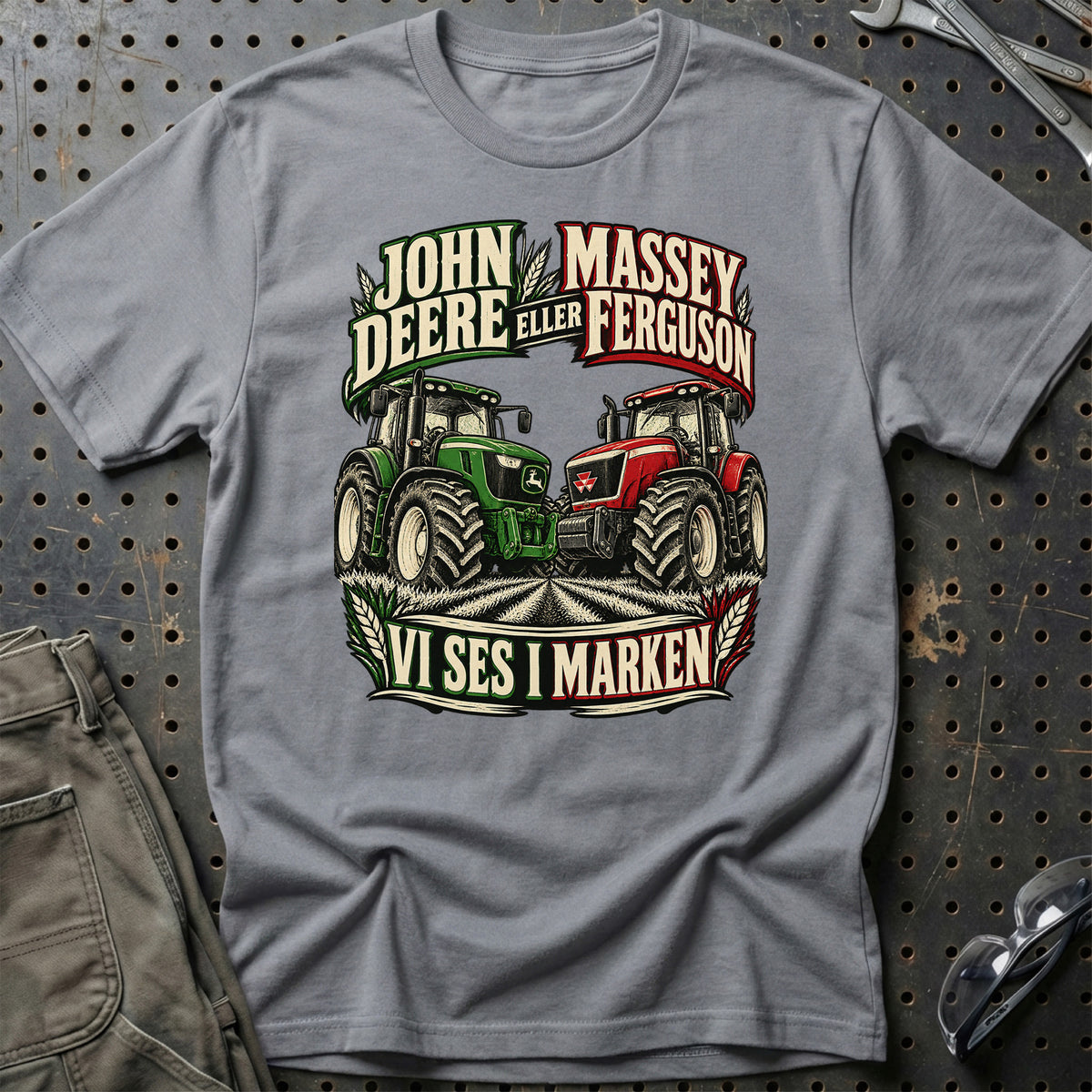 
John Deere eller Massey Ferguson vi ses i marken – Illustration – Unisex T-Shirt – Grå Sport