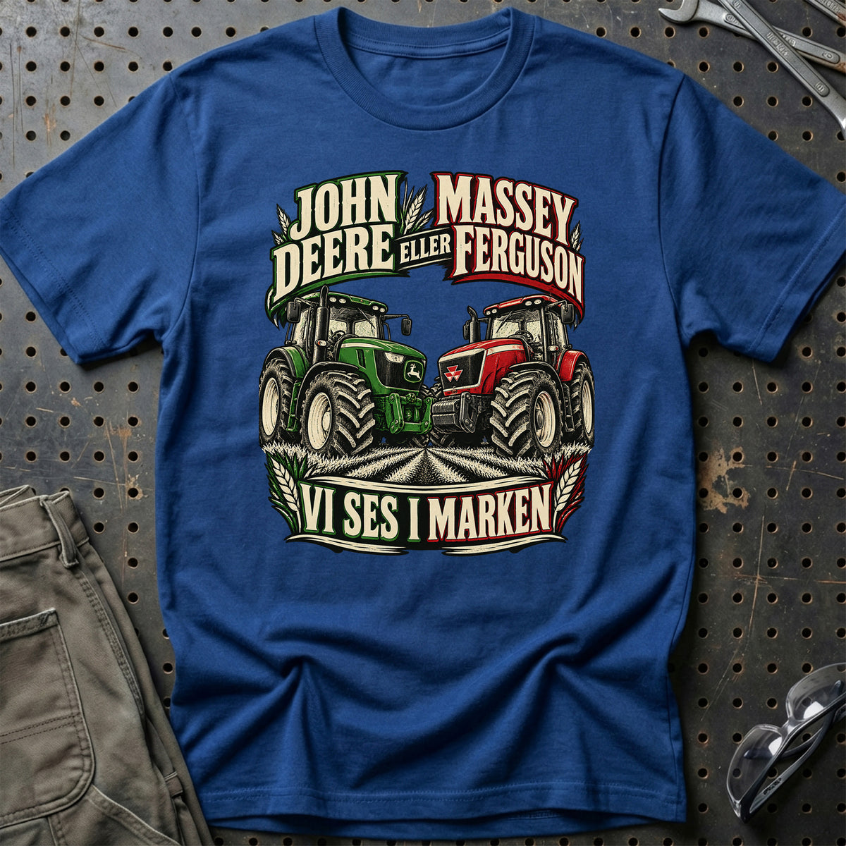 
John Deere eller Massey Ferguson vi ses i marken – Illustration – Unisex T-Shirt – Blå Royal