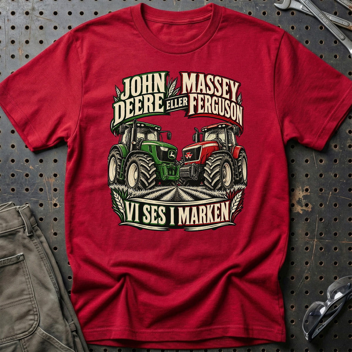 
John Deere eller Massey Ferguson vi ses i marken – Illustration – Unisex T-Shirt – Rød