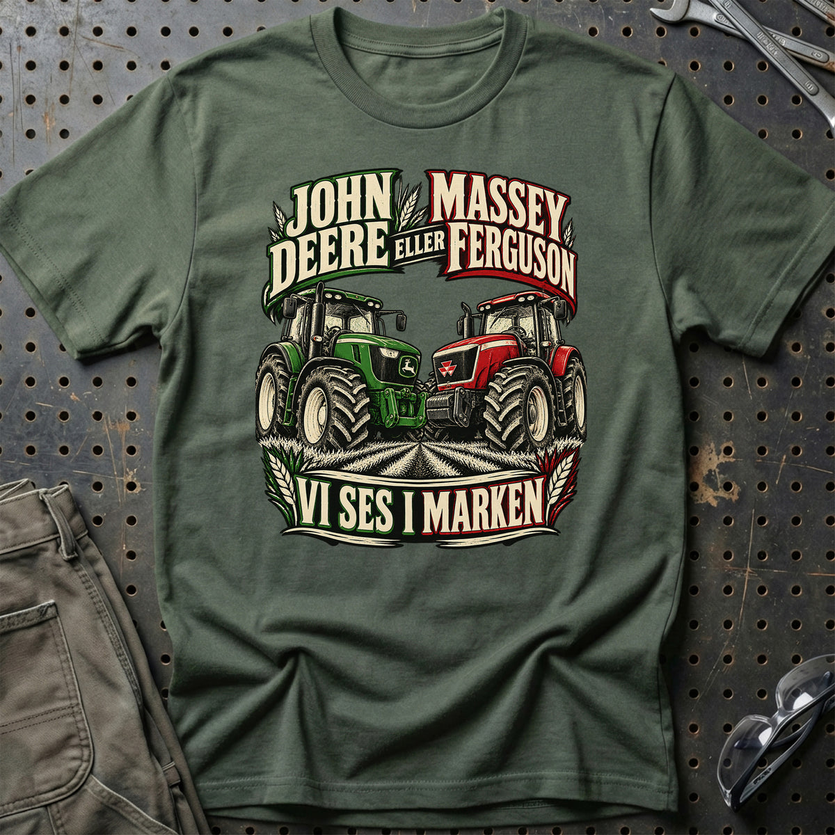 
John Deere eller Massey Ferguson vi ses i marken – Illustration – Unisex T-Shirt – Grøn Militær