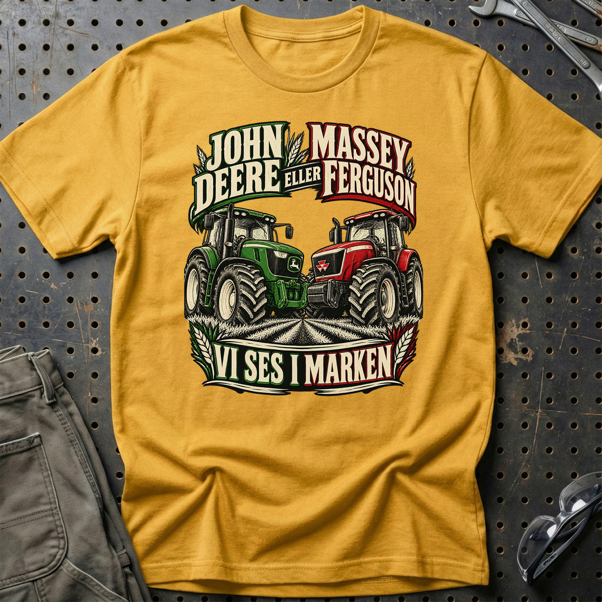 
John Deere eller Massey Ferguson vi ses i marken – Illustration – Unisex T-Shirt – Guld
