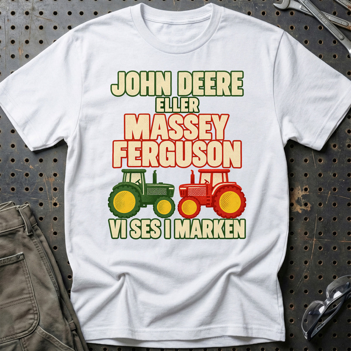 
John Deere eller Massey Ferguson vi ses i marken – Retro – Unisex T-Shirt – Hvid