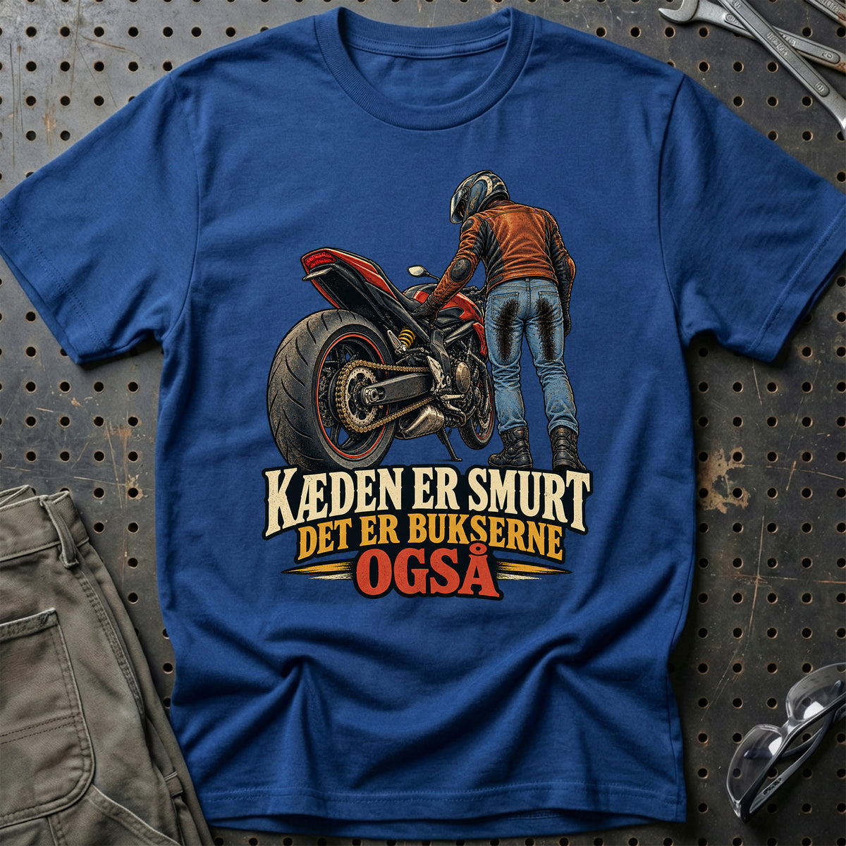 
Kæden er smurt det er bukserne også – Illustration – Unisex T-Shirt – Blå Royal