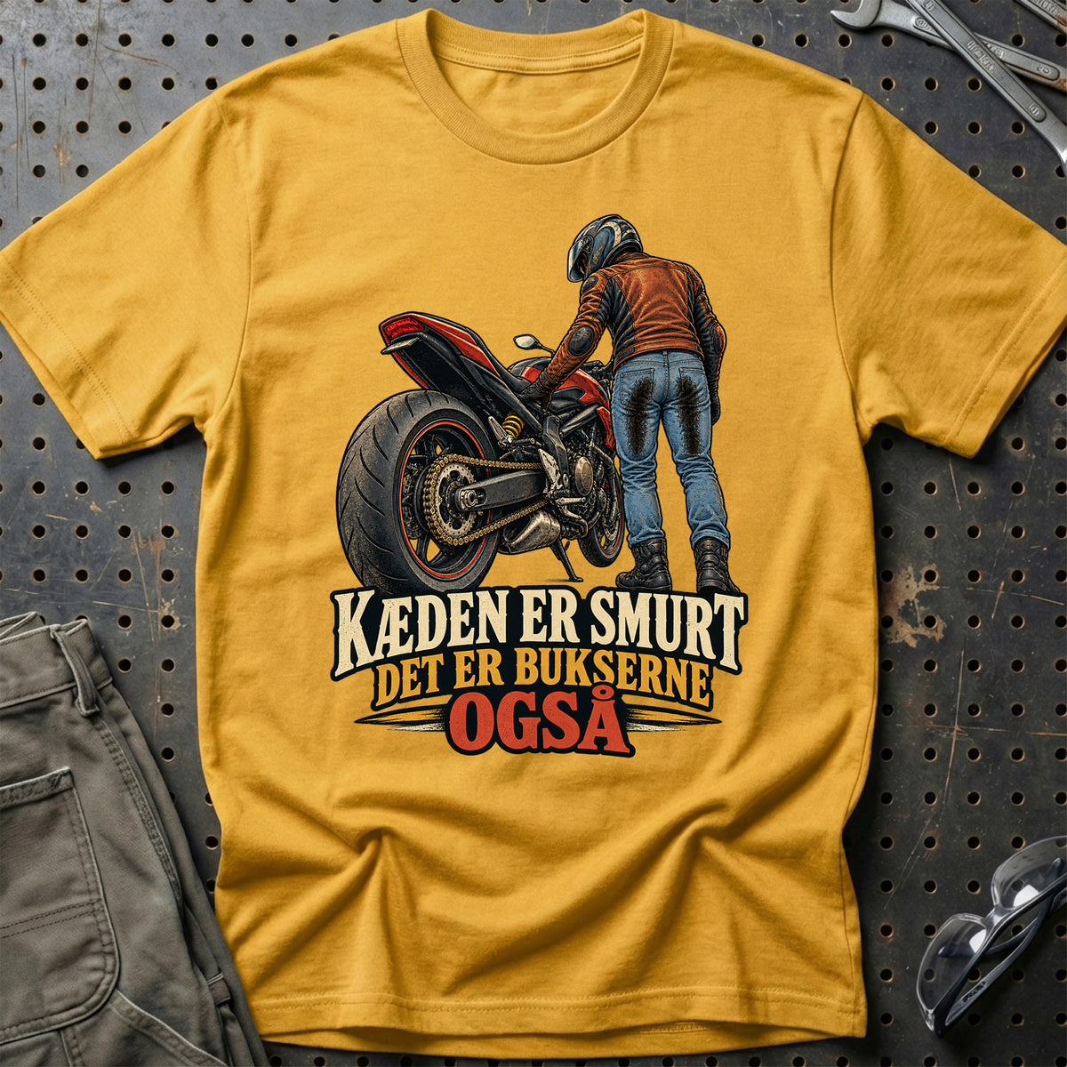 
Kæden er smurt det er bukserne også – Illustration – Unisex T-Shirt – Guld