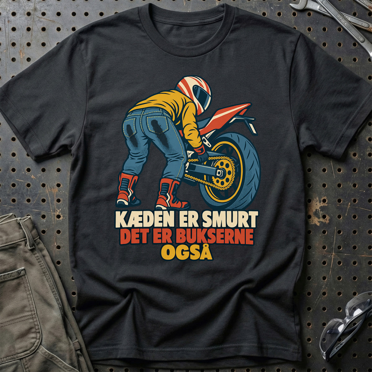 
Kæden er smurt det er bukserne også – Retro – Unisex T-Shirt – Sort