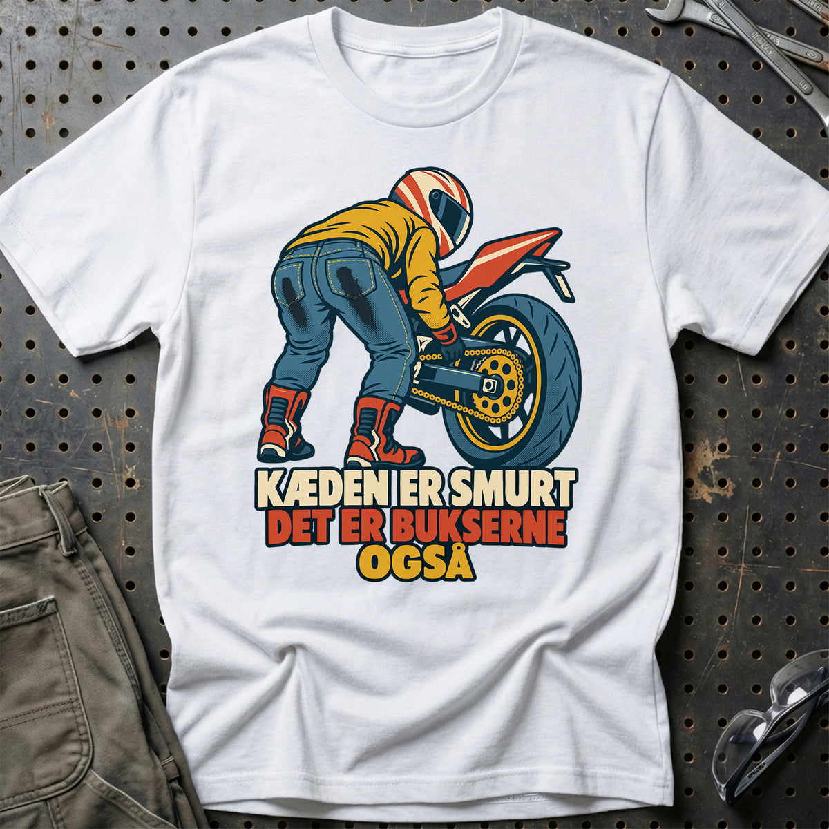
Kæden er smurt det er bukserne også – Retro – Unisex T-Shirt – Hvid