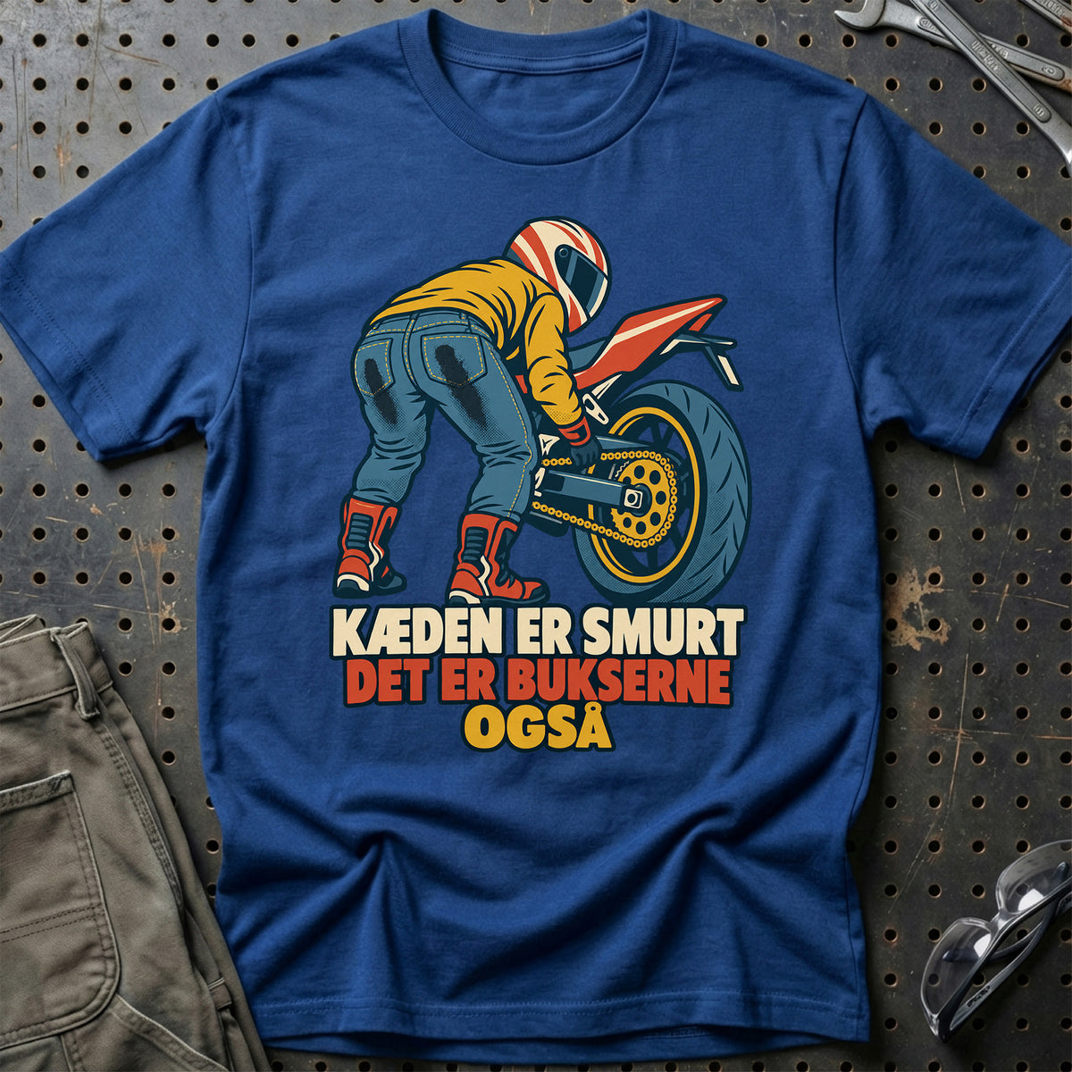 
Kæden er smurt det er bukserne også – Retro – Unisex T-Shirt – Blå Royal