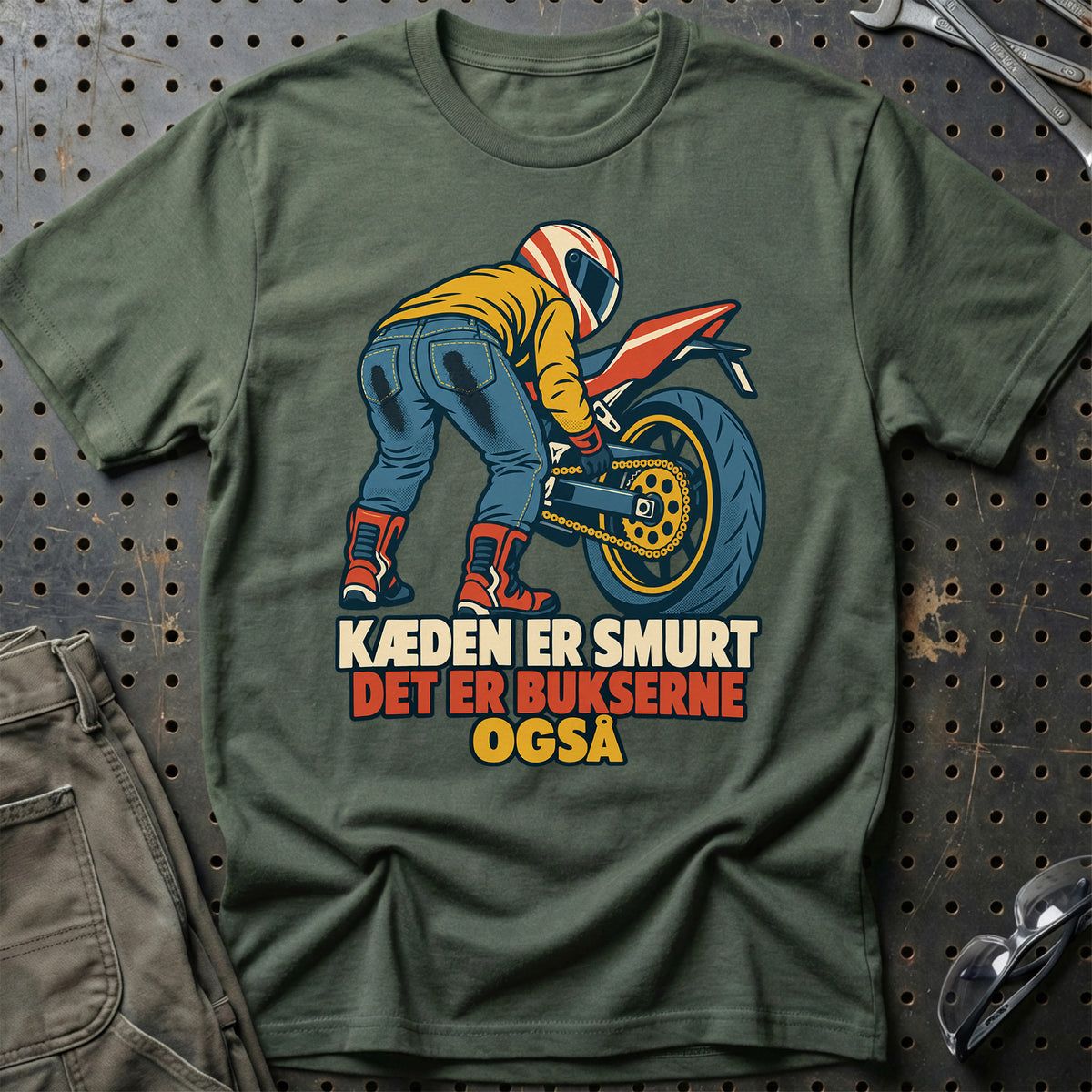 
Kæden er smurt det er bukserne også – Retro – Unisex T-Shirt – Grøn Militær