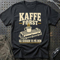 Kaffe først så kigger vi på den T-Shirt – Sort
