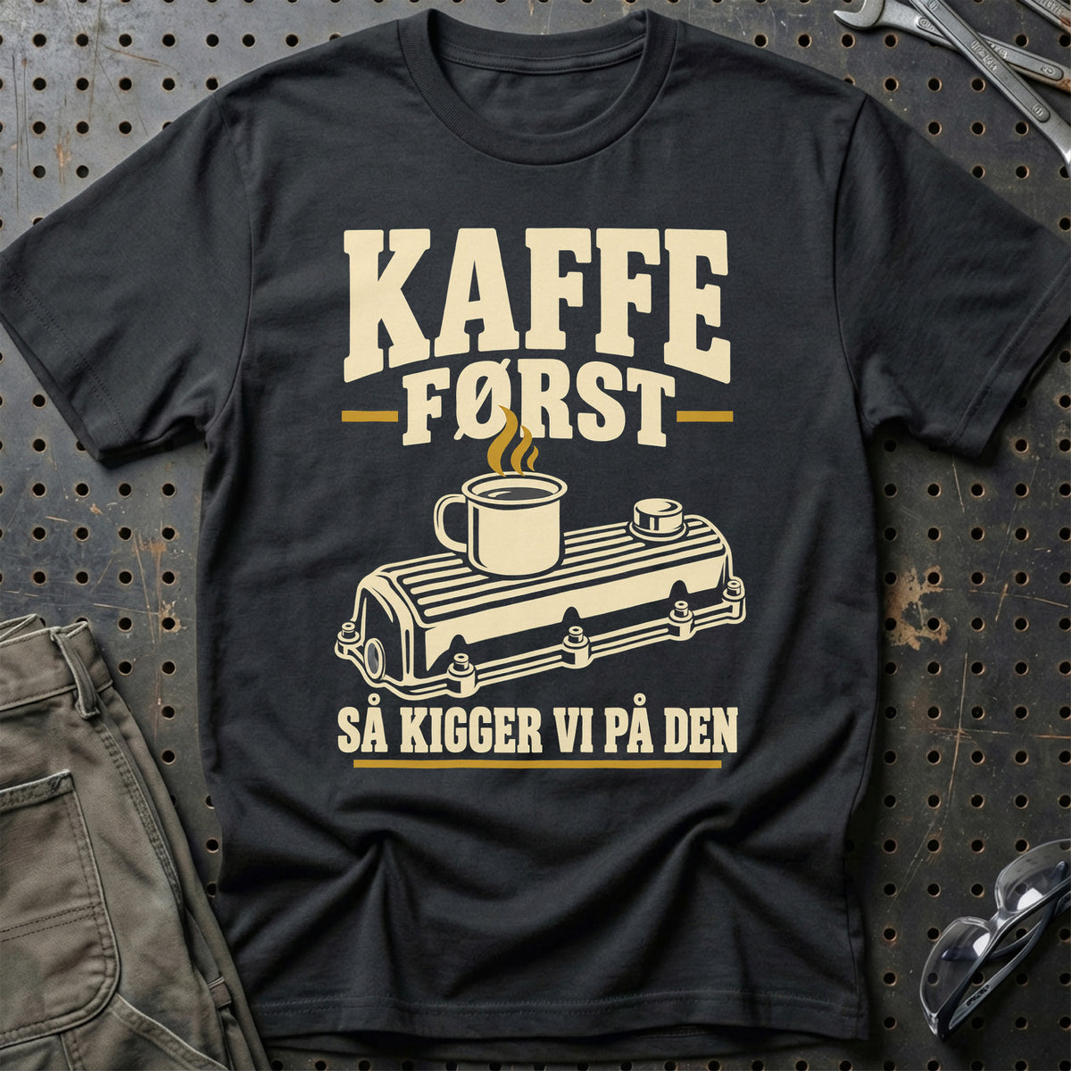 Kaffe først så kigger vi på den T-Shirt – Sort