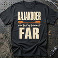 
Kajakroer – Men først og fremmest far – Unisex T-Shirt – Sort