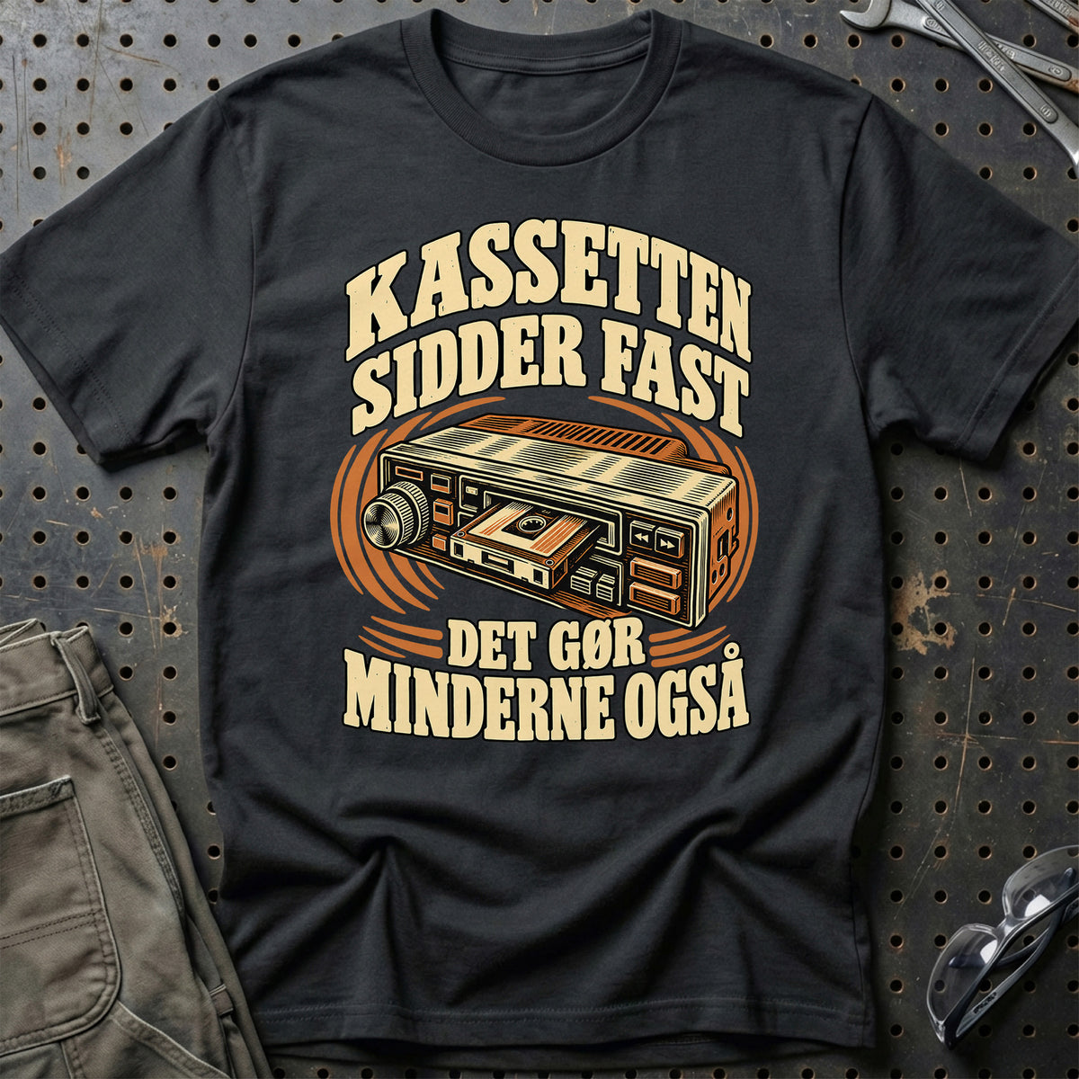 Kassetten sidder fast – Det gør minderne også T-Shirt – Sort