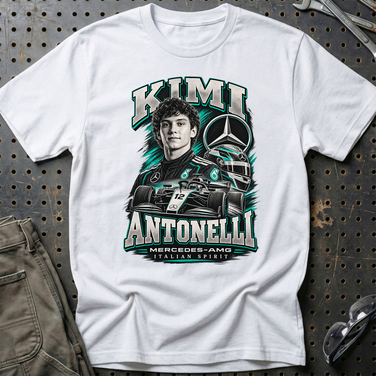 
Kimi Antonelli – Mercedes-AMG – Italian Spirit – Unisex T-Shirt – Hvid