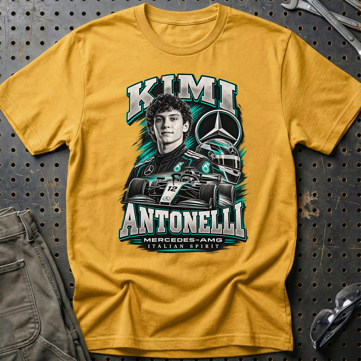 
Kimi Antonelli – Mercedes-AMG – Italian Spirit – Unisex T-Shirt – Guld