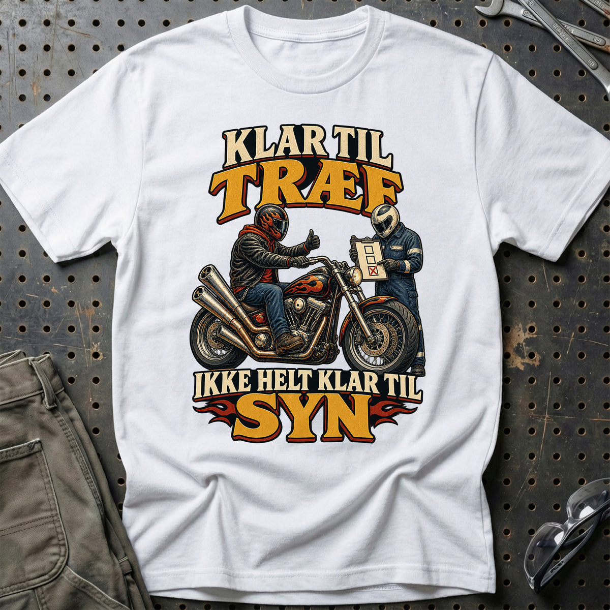 
Klar til træf ikke helt klar til syn – Illustration – Unisex T-Shirt – Hvid