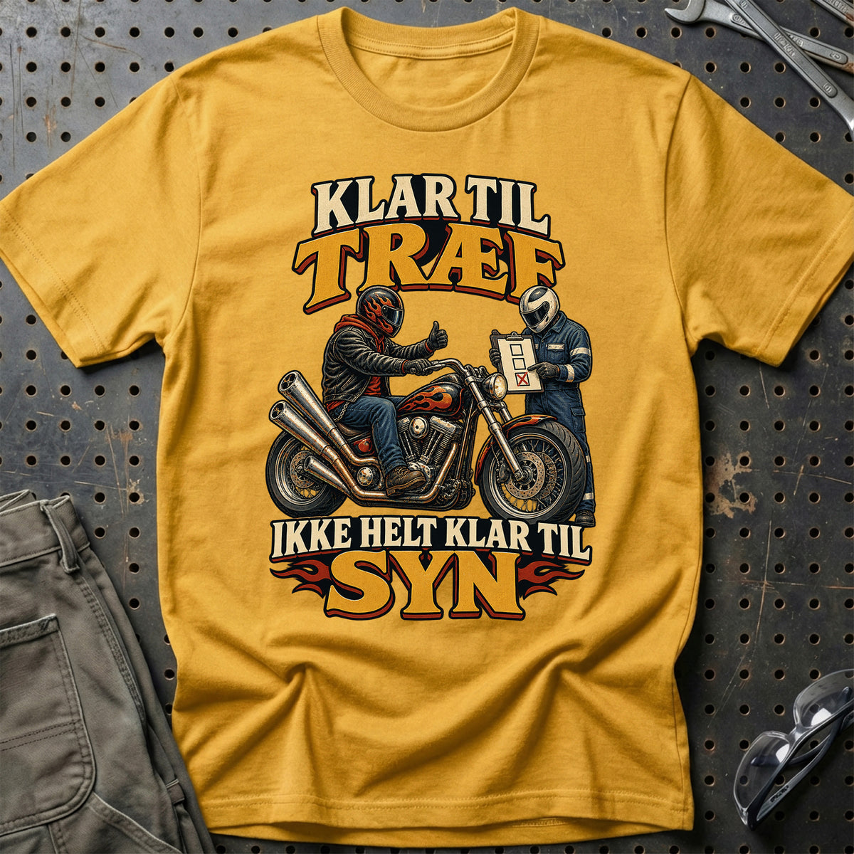 
Klar til træf ikke helt klar til syn – Illustration – Unisex T-Shirt – Guld