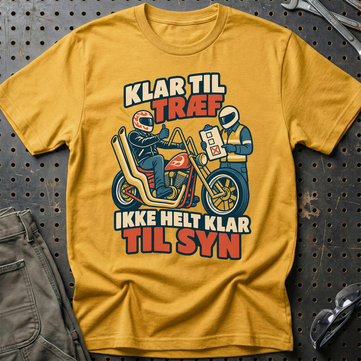 
Klar til træf ikke helt klar til syn – Retro – Unisex T-Shirt – Guld