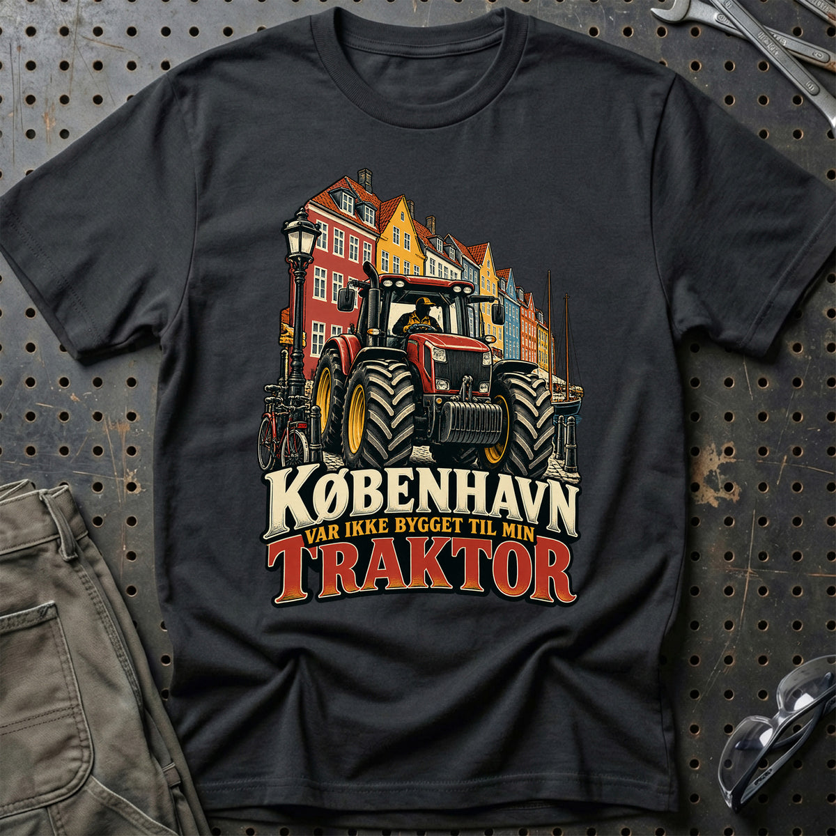 
København var ikke bygget til min traktor – Illustration – Unisex T-Shirt – Sort