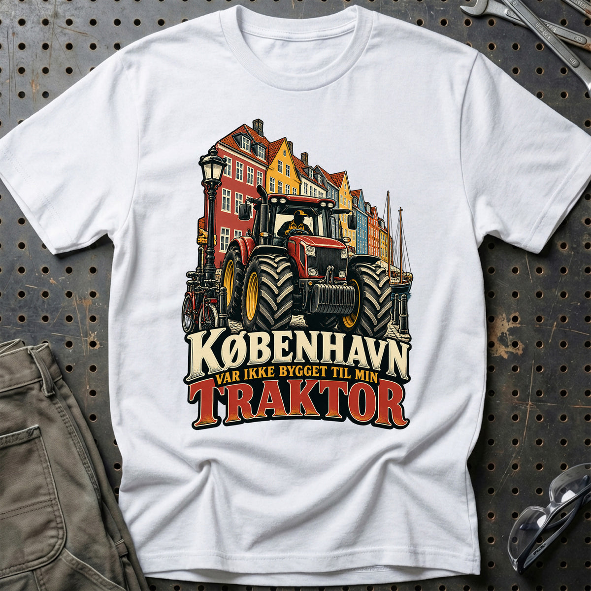 
København var ikke bygget til min traktor – Illustration – Unisex T-Shirt – Hvid