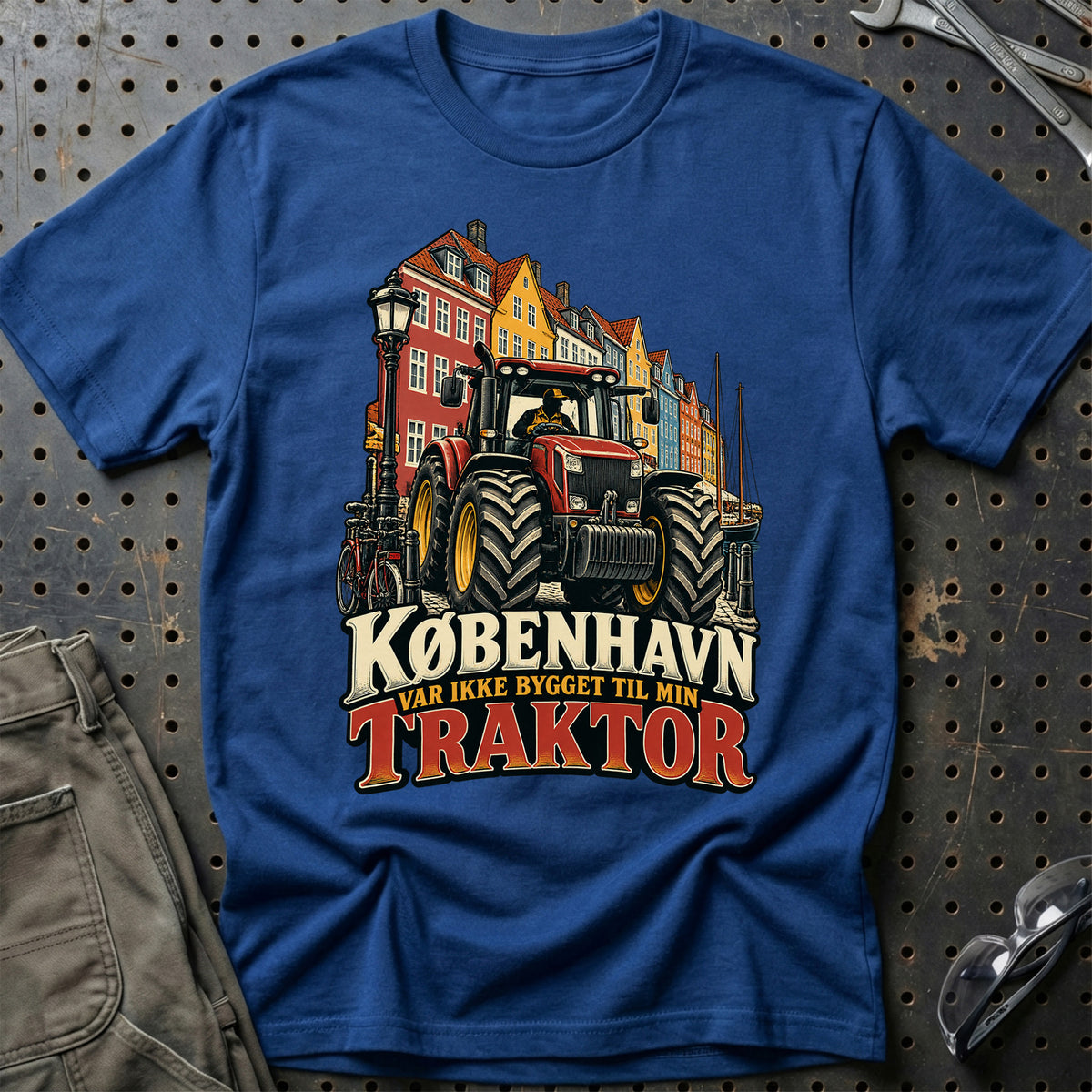 
København var ikke bygget til min traktor – Illustration – Unisex T-Shirt – Blå Royal