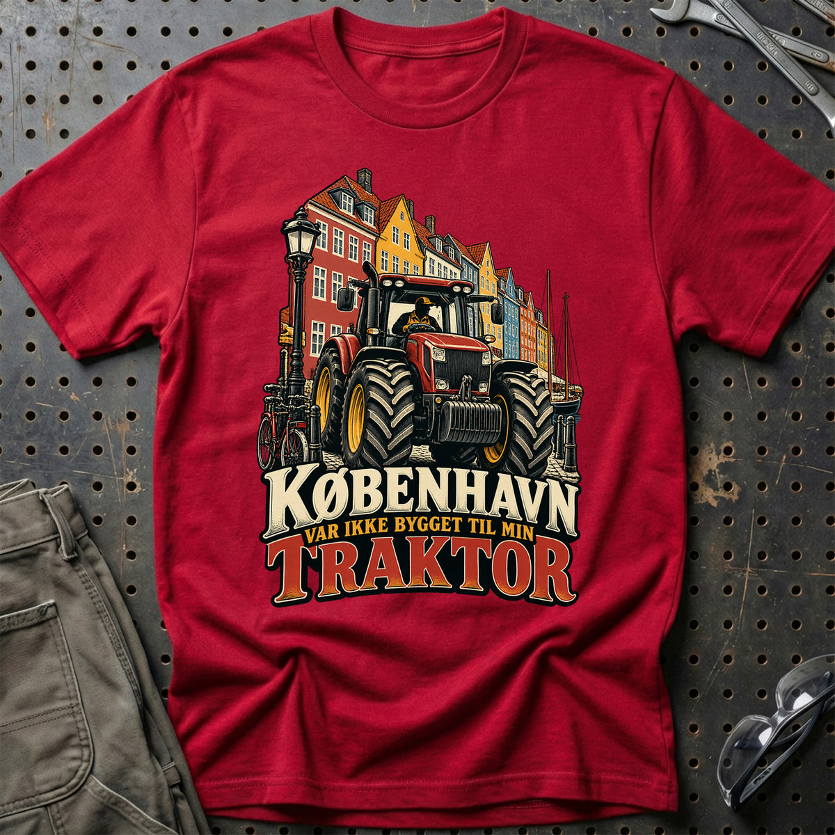 
København var ikke bygget til min traktor – Illustration – Unisex T-Shirt – Rød