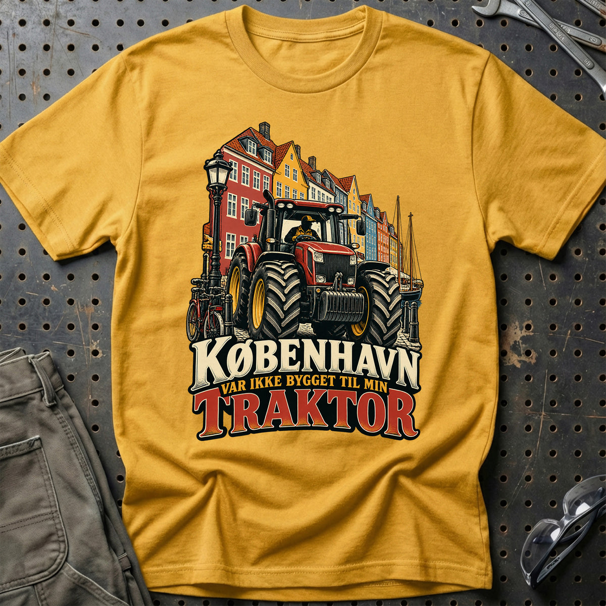 
København var ikke bygget til min traktor – Illustration – Unisex T-Shirt – Guld