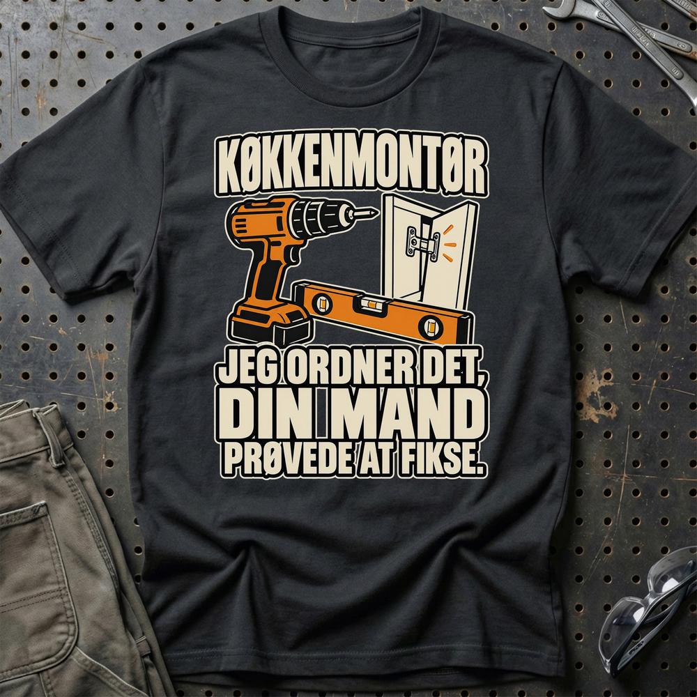 Køkkenmontør – Jeg Ordner Det, Din Mand Prøvede At Fikse T-Shirt – Sort