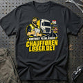 Kontoret Planlægger – Chaufføren Løser Det – Illustration T-Shirt – Sort