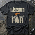 Låsesmed – Men Først Og Fremmest Far T-Shirt – Sort