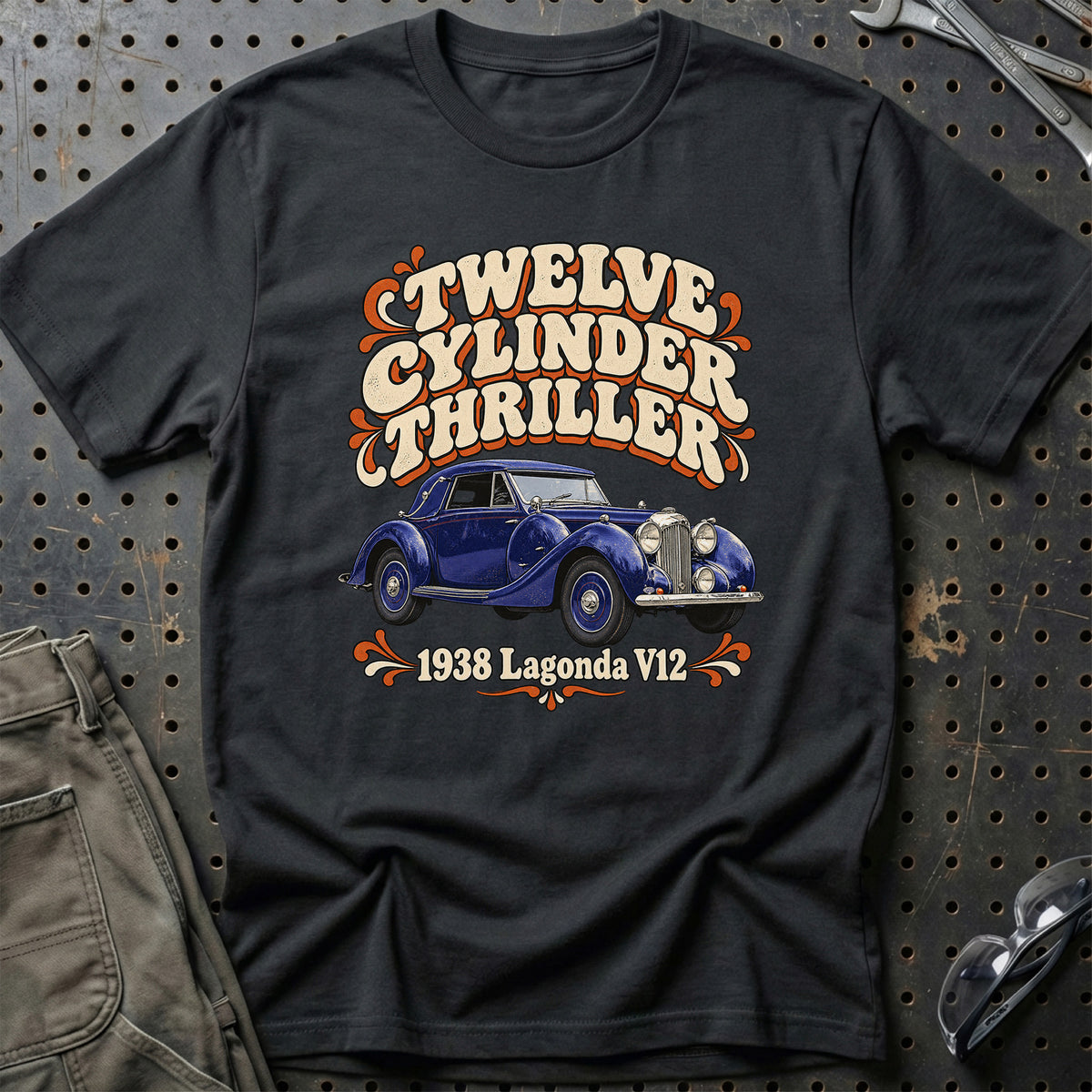 
Lagonda V12 1938 – Twelve Cylinder Thriller T-Shirt – Sort