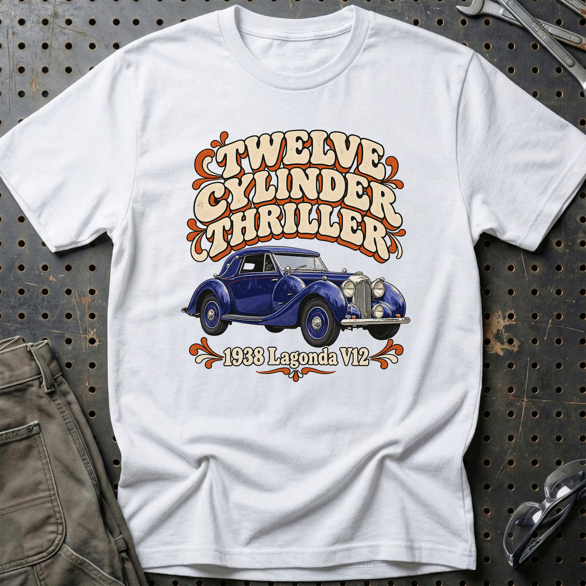 
Lagonda V12 1938 – Twelve Cylinder Thriller T-Shirt – Hvid