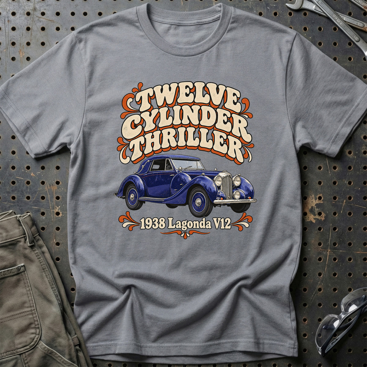 
Lagonda V12 1938 – Twelve Cylinder Thriller T-Shirt – Grå Sport