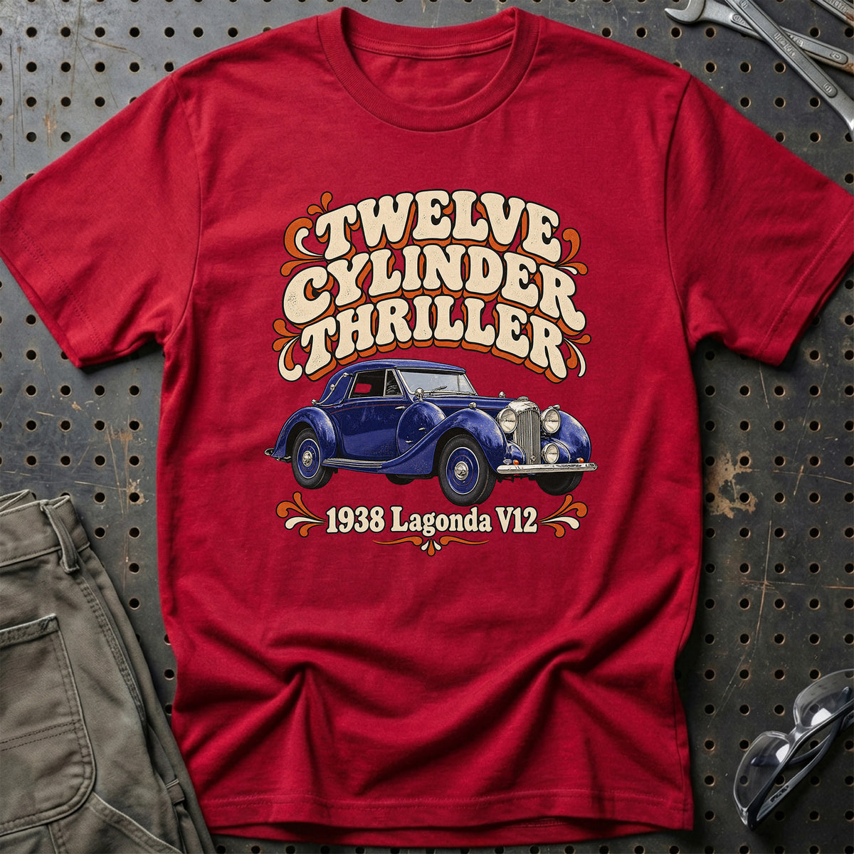 
Lagonda V12 1938 – Twelve Cylinder Thriller T-Shirt – Rød
