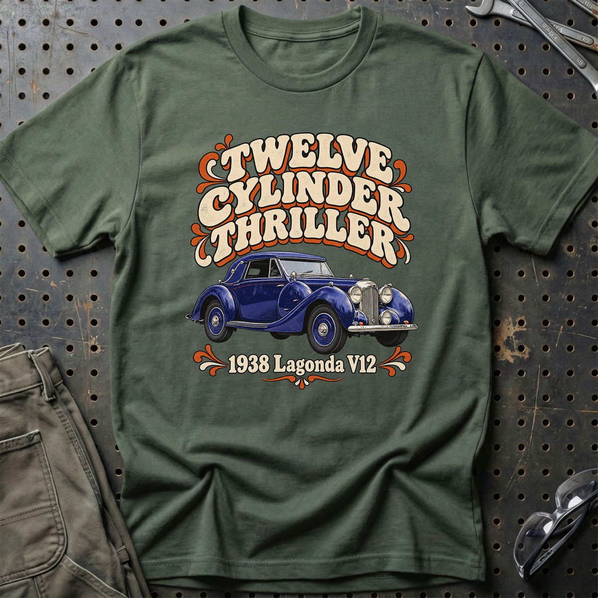 
Lagonda V12 1938 – Twelve Cylinder Thriller T-Shirt – Grøn Militær