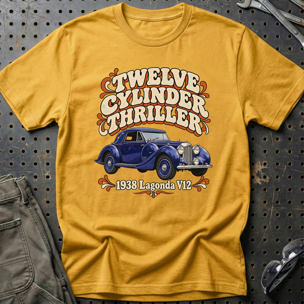 
Lagonda V12 1938 – Twelve Cylinder Thriller T-Shirt – Guld
