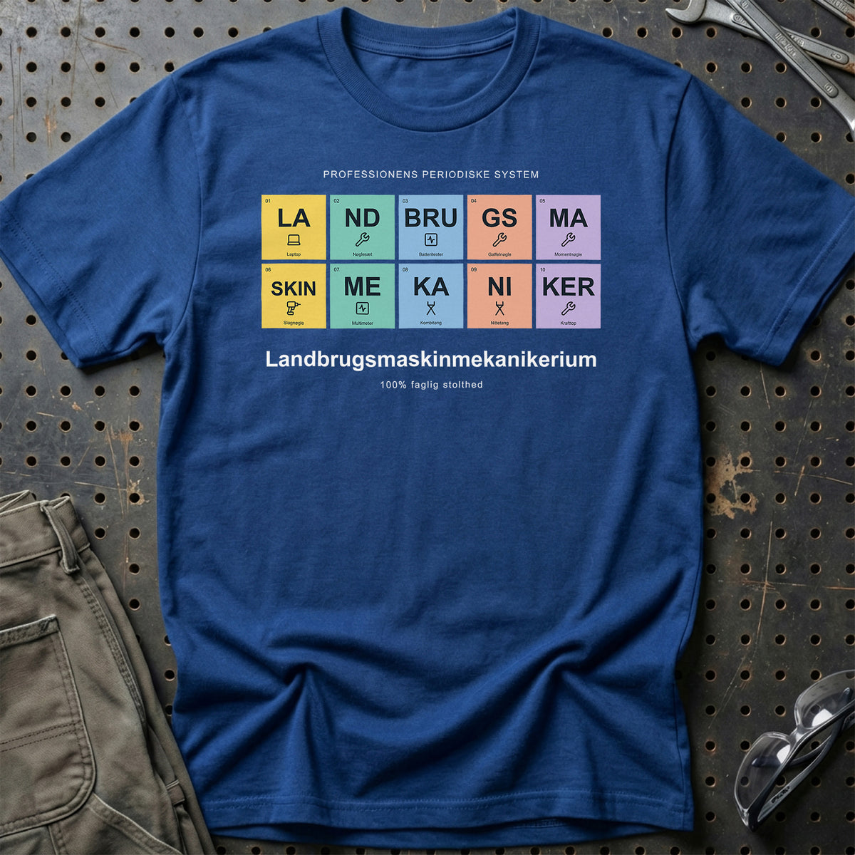 
Landbrugsmaskinmekaniker – Landbrugsmaskinmekanikerium – Unisex T-Shirt med tryk foran, farve: Blå Royal