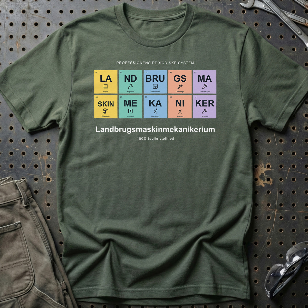 
Landbrugsmaskinmekaniker – Landbrugsmaskinmekanikerium – Unisex T-Shirt med tryk foran, farve: Grøn Militær