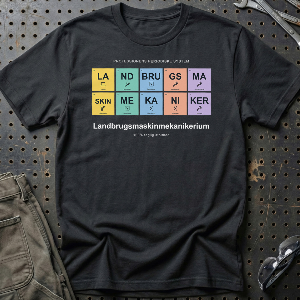 
Landbrugsmaskinmekaniker – Landbrugsmaskinmekanikerium – Unisex T-Shirt med tryk foran, farve: Sort