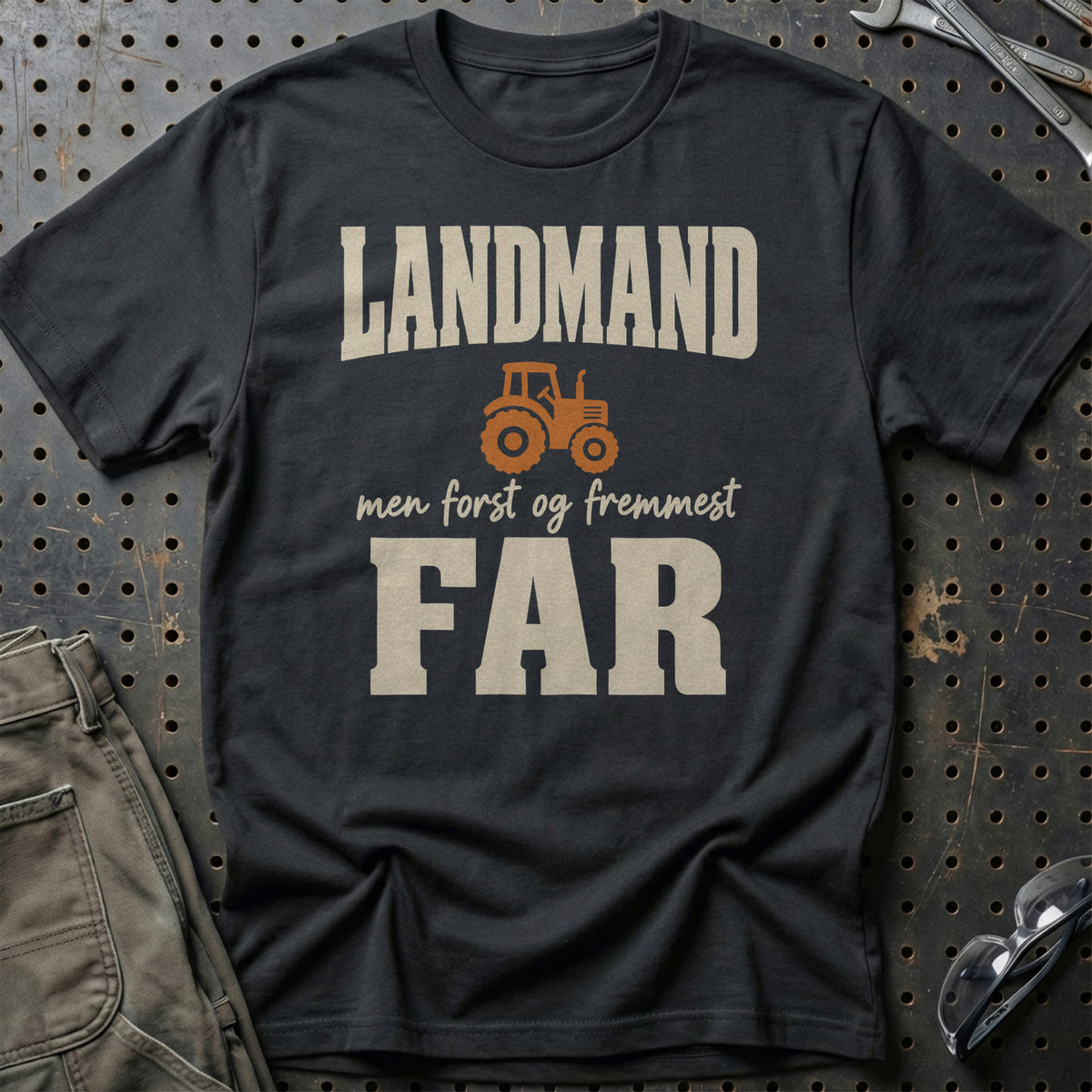 Landmand – Men Først Og Fremmest Far T-Shirt – Sort