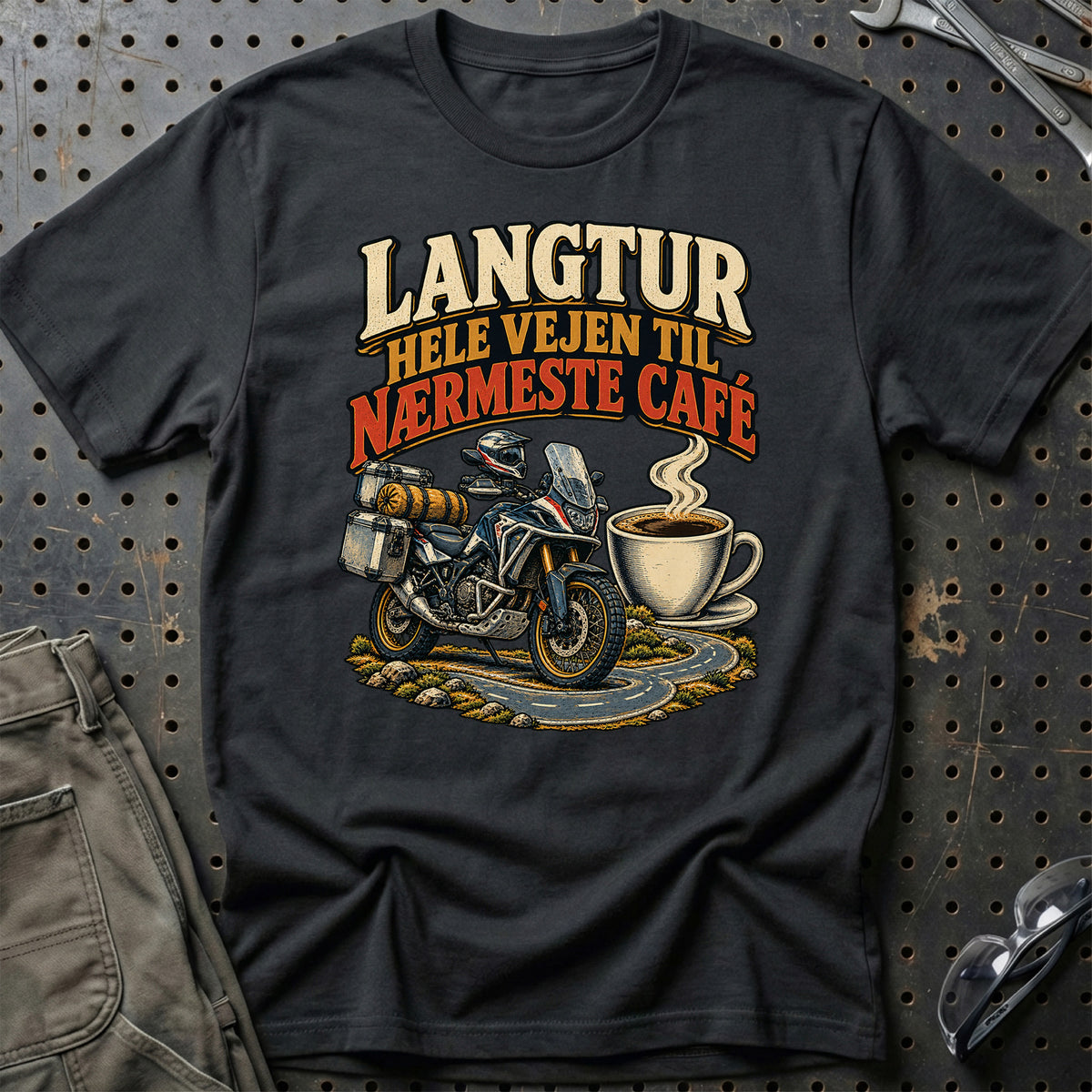 
Langtur hele vejen til nærmeste café – Illustration – Unisex T-Shirt – Sort