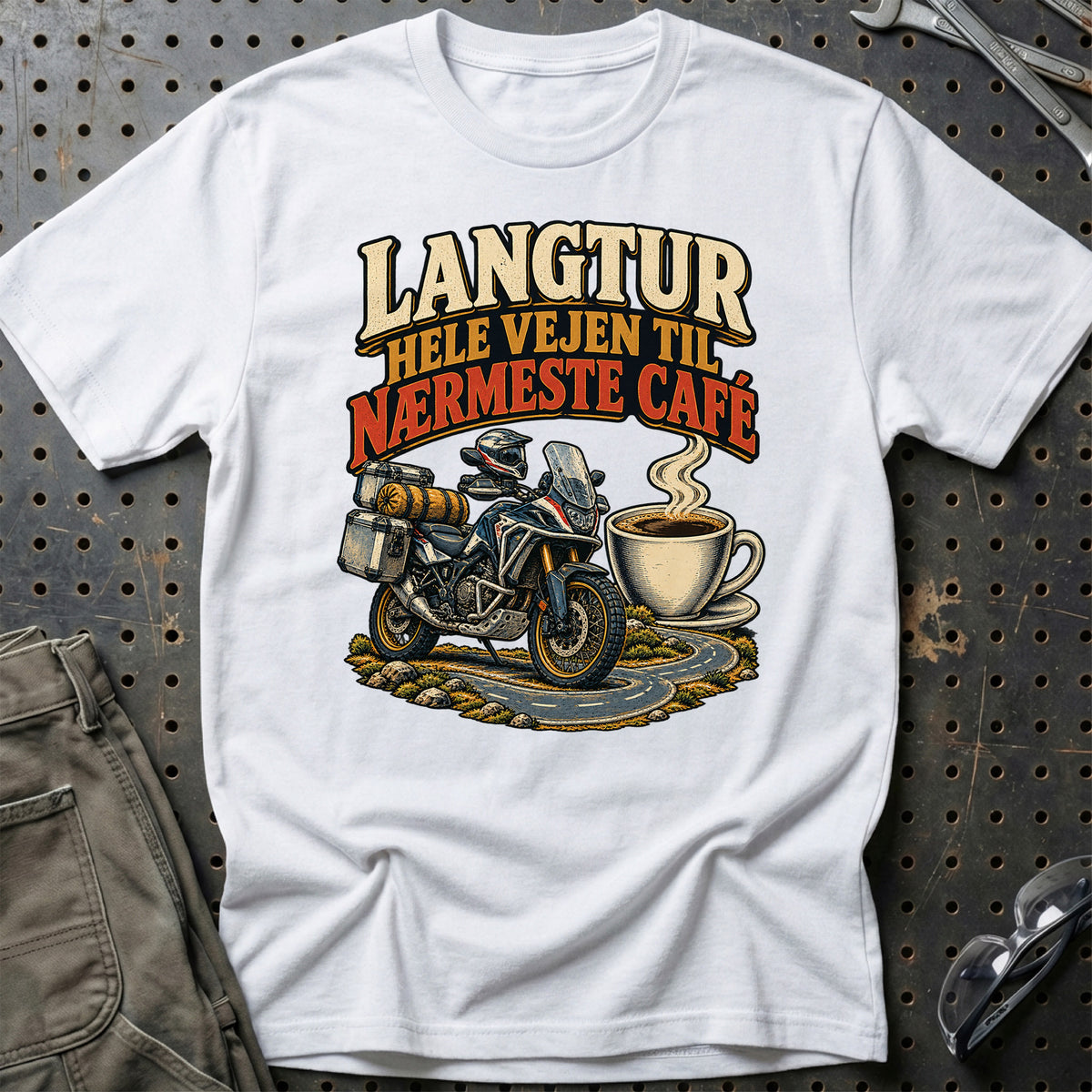 
Langtur hele vejen til nærmeste café – Illustration – Unisex T-Shirt – Hvid