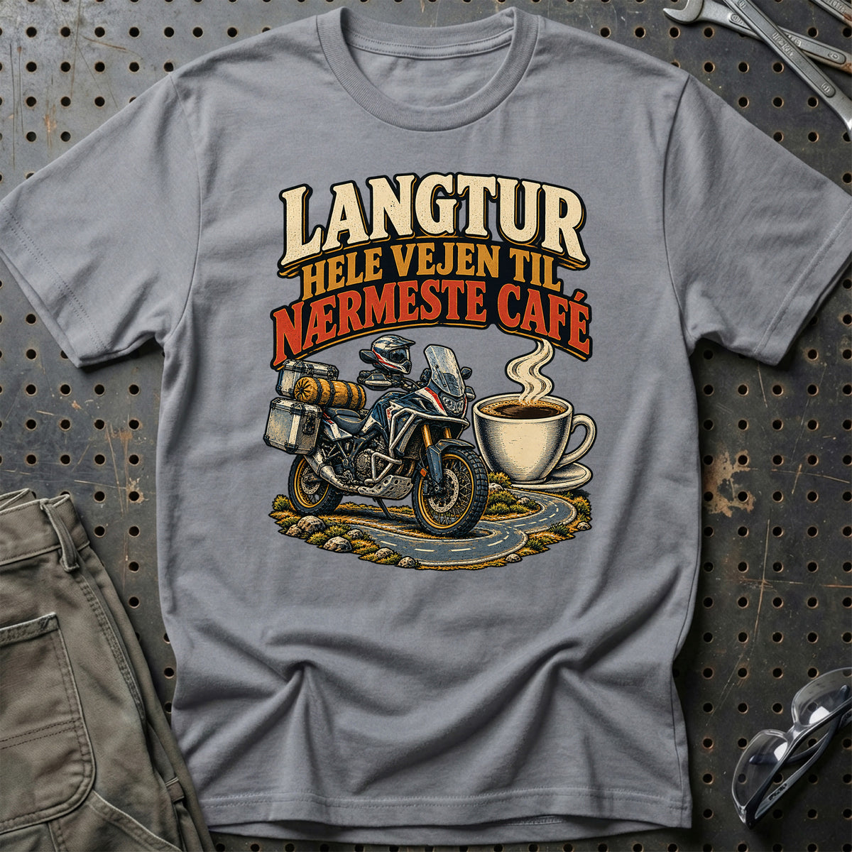 
Langtur hele vejen til nærmeste café – Illustration – Unisex T-Shirt – Grå Sport