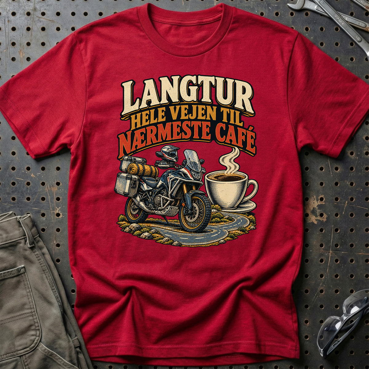 
Langtur hele vejen til nærmeste café – Illustration – Unisex T-Shirt – Rød