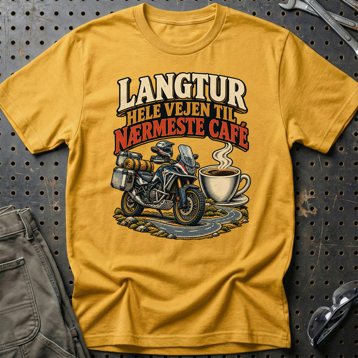 
Langtur hele vejen til nærmeste café – Illustration – Unisex T-Shirt – Guld
